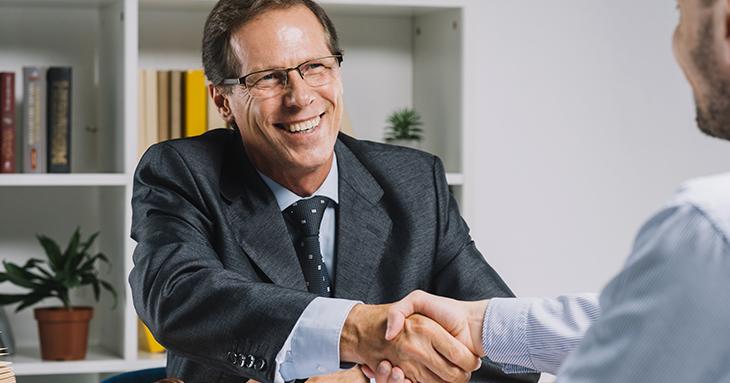 contador fechando negócio após ler dicas de como aumentar as vendas do seu escritório contábil
