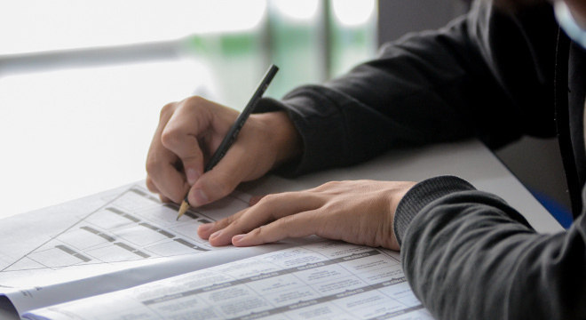 Empreendedor cuidando do processo de abertura de empresa em São Paulo