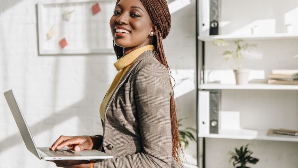 empreendedora que sabe dos cuidados de abrir empresa