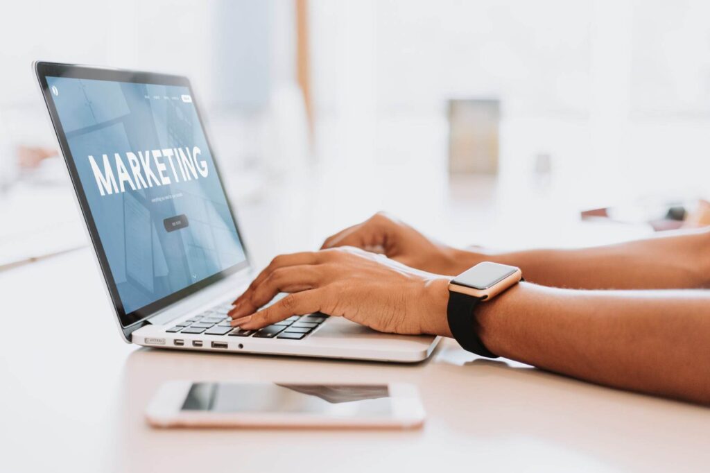 Contador realizando pesquisa sobre Marketing para Contabilidade