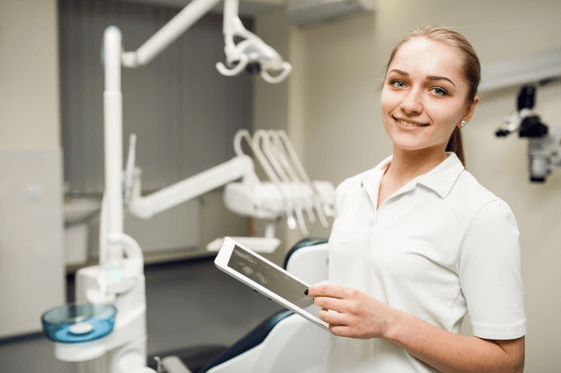 Profissional que optou em contratar contabilidade para dentistas