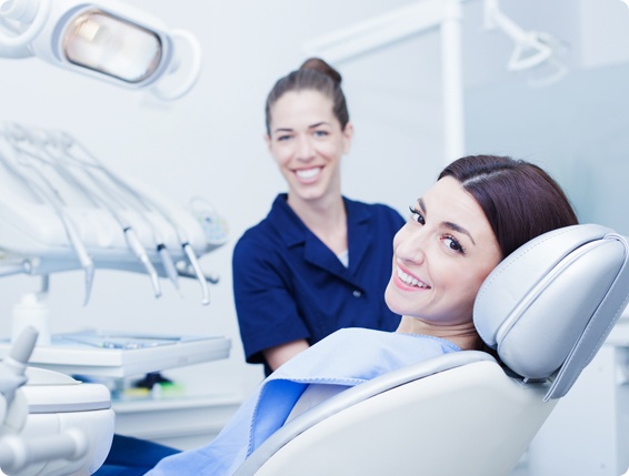 Dentista atendendo uma paciente