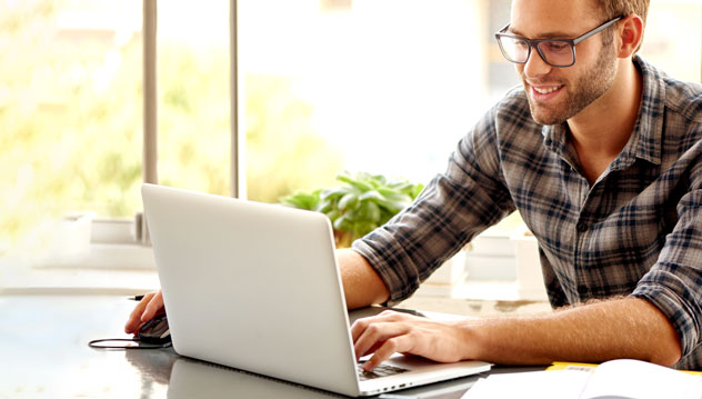 Empreendedor procurando como abrir empresa online