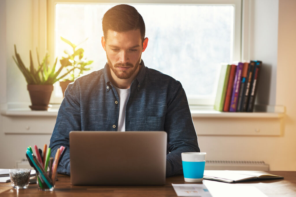 Profissional estudando possível contratação de contabilidade para engenheiros