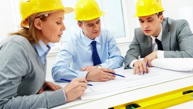 Profissionais estudando possibilidade de contratação de Contabilidade para engenheiros