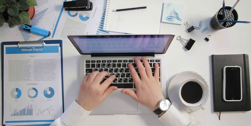 Especialista fazendo uma pesquisa sobre Marketing para Contabilidade em um notebook
