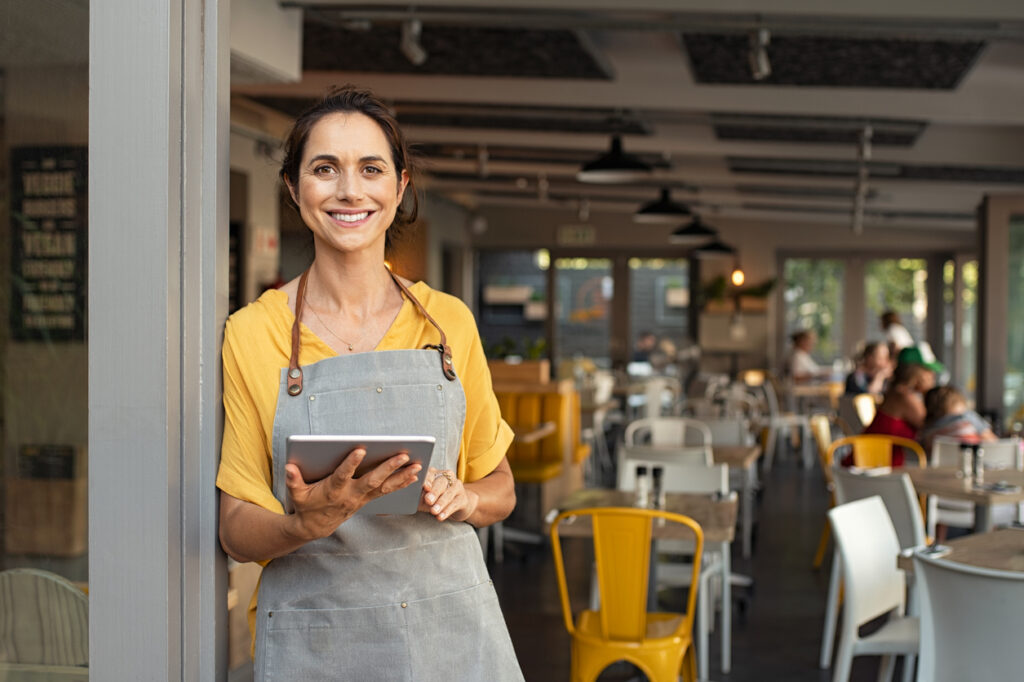 Empreendedora que sabe onde conseguir dinheiro para abrir um negócio