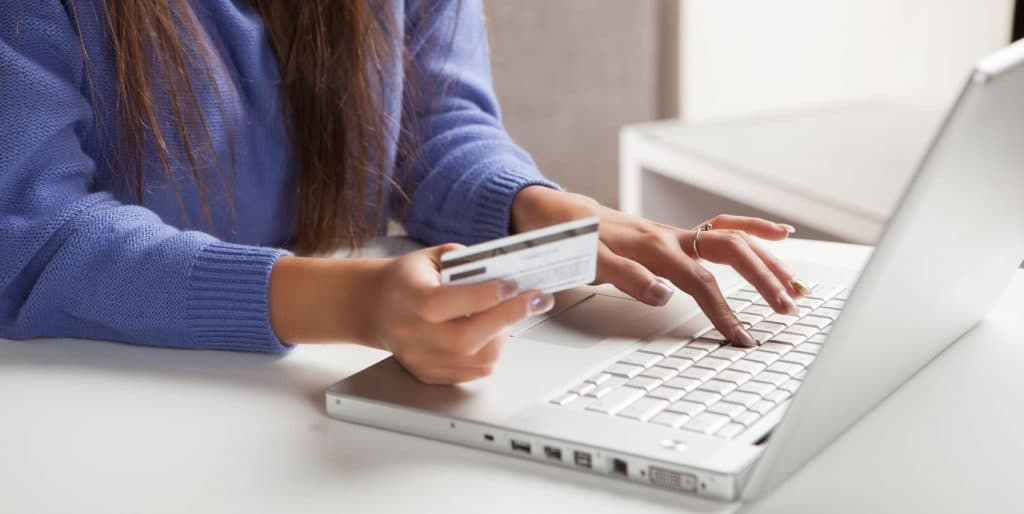 Mulher trabalhando em um notebook para conseguir empreender de forma correta