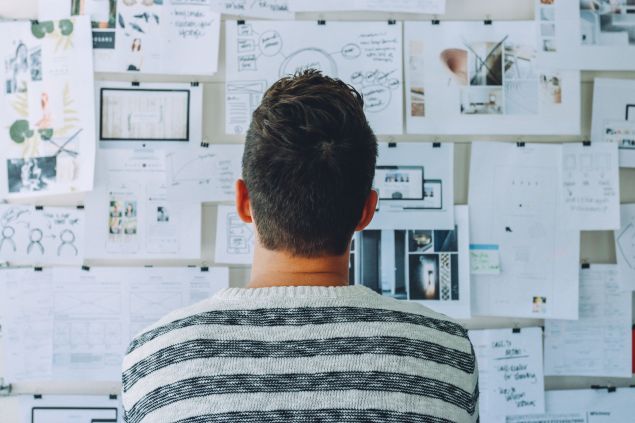 Homem realizando o processo de como criar uma empresa