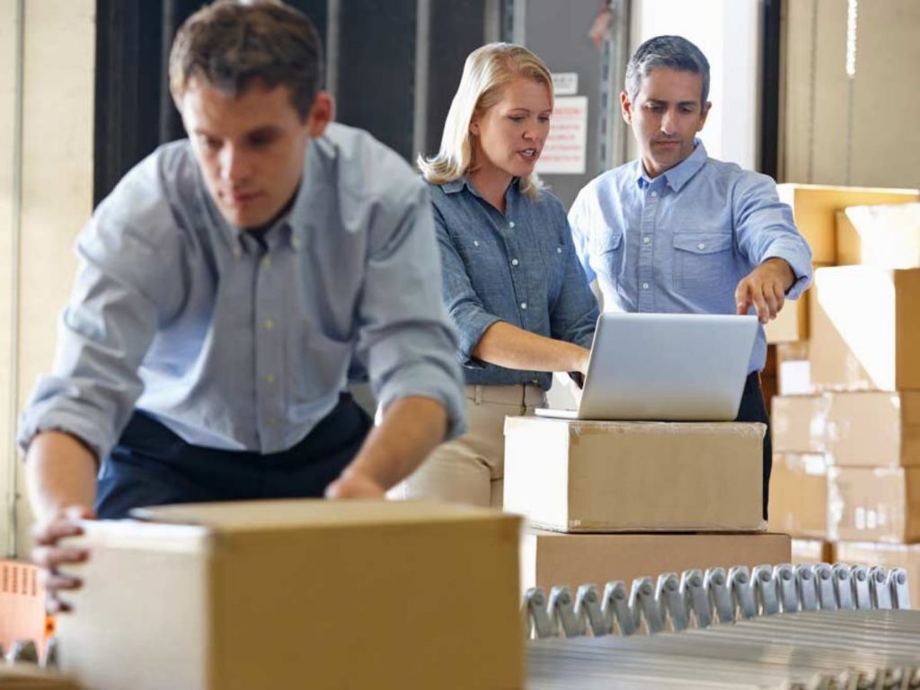 Sócios se organizando para realizar o processo de como abrir uma micro