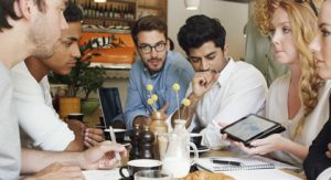 Grupo de sócios pensando em como montar uma pizzaria delivery