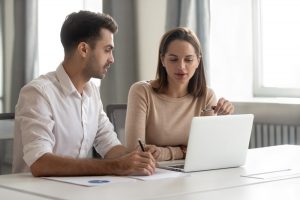 Dupla de empreendedores realizando reunião sobre financeiro para MEI