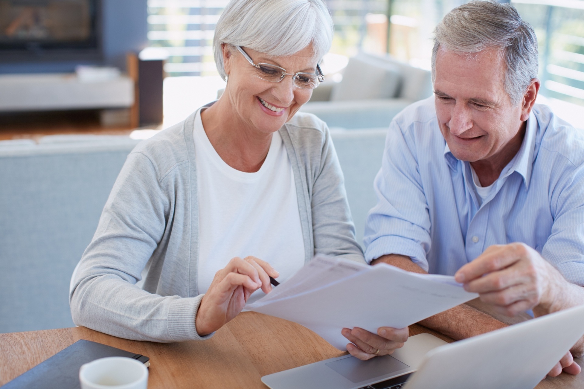 Dupla de idosos pesquisando sobre aposentado pode ser MEI