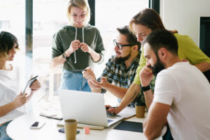 Pessoas conversando sobre como abrir uma agência de marketing digital