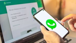 Pessoa pesquisando WhatsApp Pay como funciona