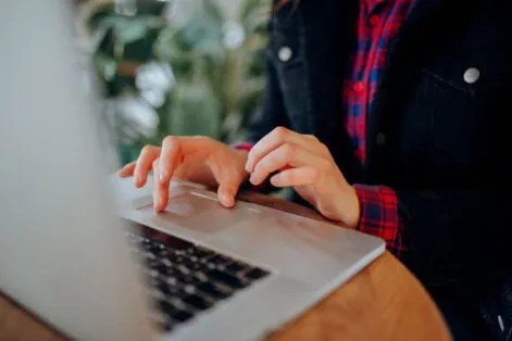 Pessoa pesquisando informações antes de comprar um notebook novo